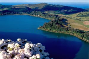 Bezoek Lake Furnas op São Miguel met uw huurauto Azoren
