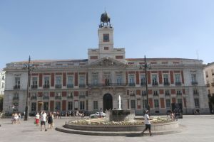 Puerta del Sol plein met de Casa de Correos - Autoverhuur Madrid